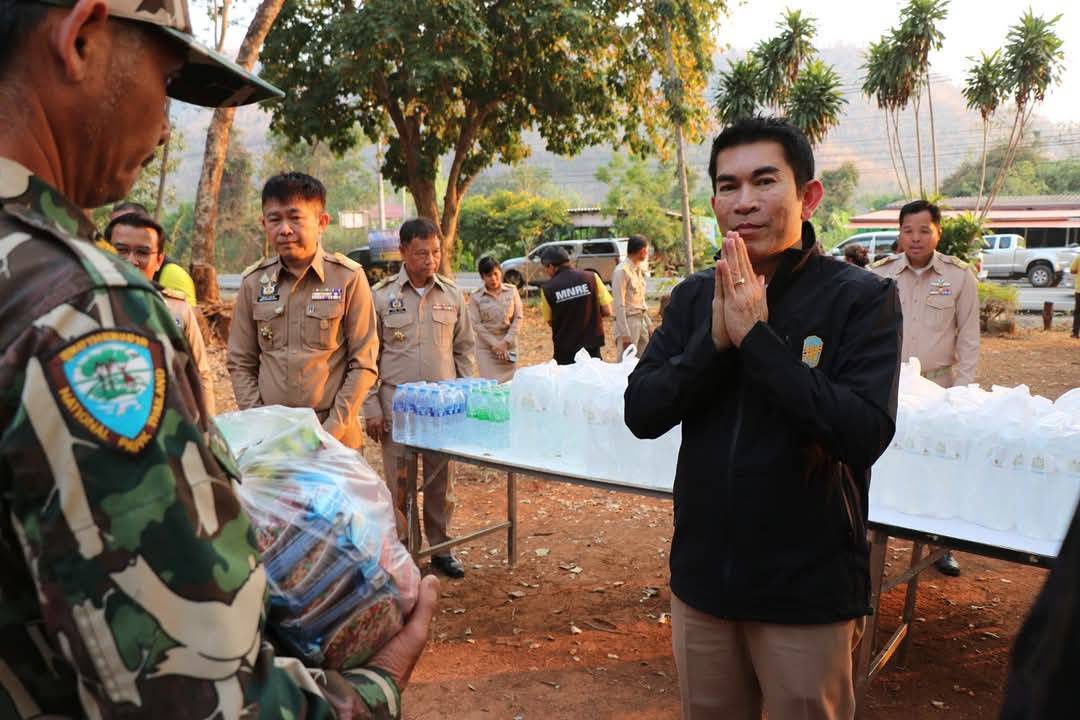 พัฒนาการจังหวัดกาญจนบุรี ร่วมลงพื้นที่ตรวจเยี่ยมผู้ปฏิบัติงานเฝ้าระวังสถานการณ์ไฟป่า และ Kick off เคาะประตูบ้าน “หยุดเผา หยุดฝุ่น เพื่อคุณ เพื่อเรา” สร้างการรับรู้ ในพื้นที่ อำเภอศรีสวัสดิ์ จังหวัดกาญจนบุรี