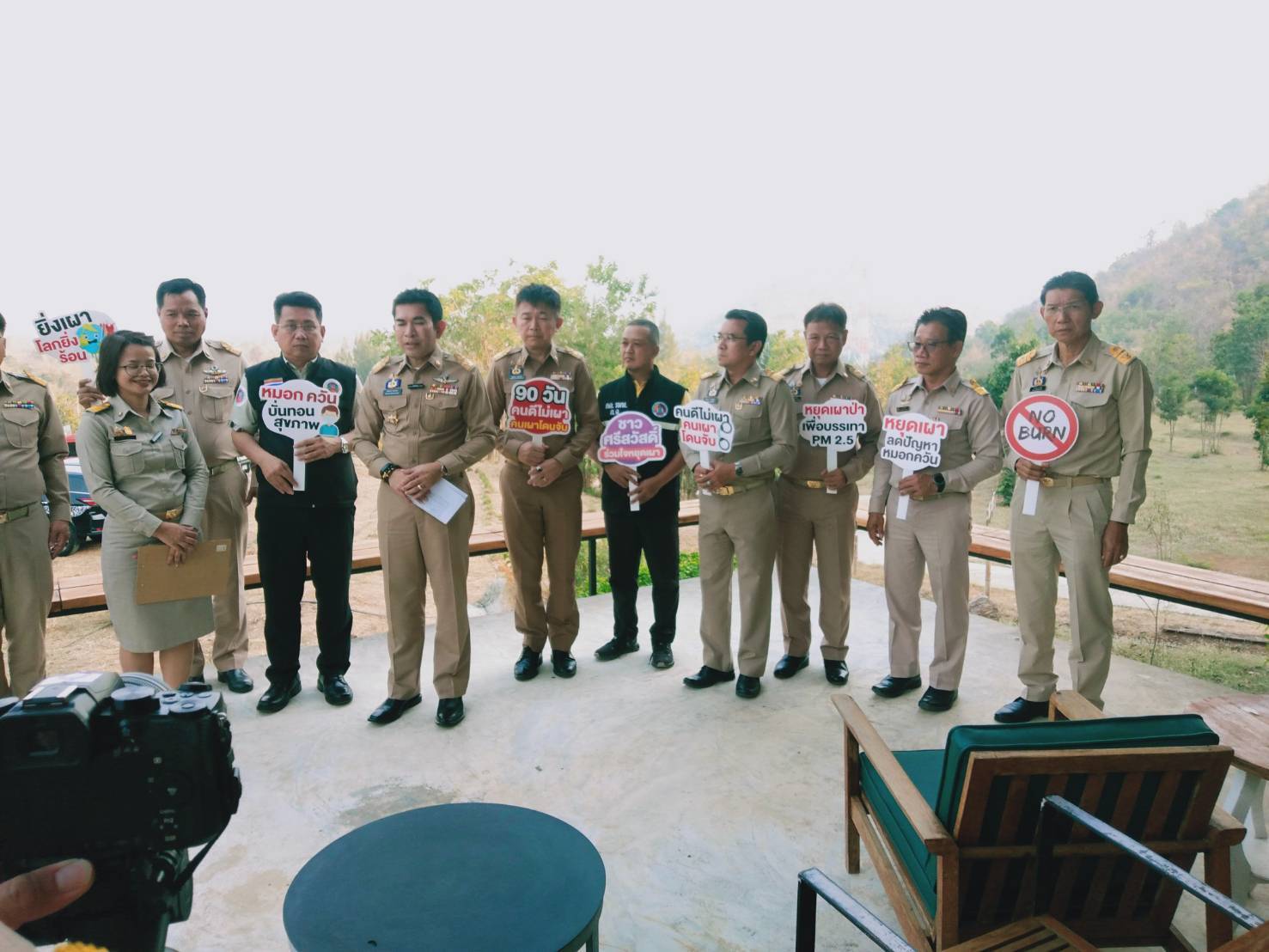 พัฒนาการจังหวัดกาญจนบุรี ร่วมลงพื้นที่ตรวจเยี่ยมผู้ปฏิบัติงานเฝ้าระวังสถานการณ์ไฟป่า และ Kick off เคาะประตูบ้าน “หยุดเผา หยุดฝุ่น เพื่อคุณ เพื่อเรา” สร้างการรับรู้ ในพื้นที่ อำเภอศรีสวัสดิ์ จังหวัดกาญจนบุรี