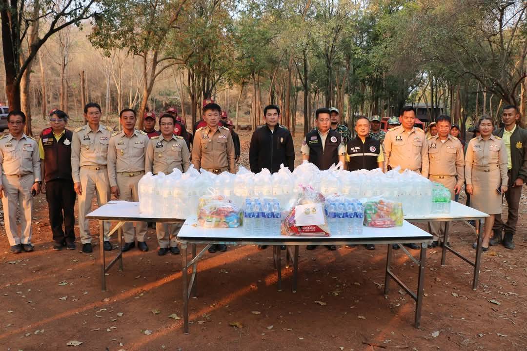 พัฒนาการจังหวัดกาญจนบุรี ร่วมลงพื้นที่ตรวจเยี่ยมผู้ปฏิบัติงานเฝ้าระวังสถานการณ์ไฟป่า และ Kick off เคาะประตูบ้าน “หยุดเผา หยุดฝุ่น เพื่อคุณ เพื่อเรา” สร้างการรับรู้ ในพื้นที่ อำเภอศรีสวัสดิ์ จังหวัดกาญจนบุรี