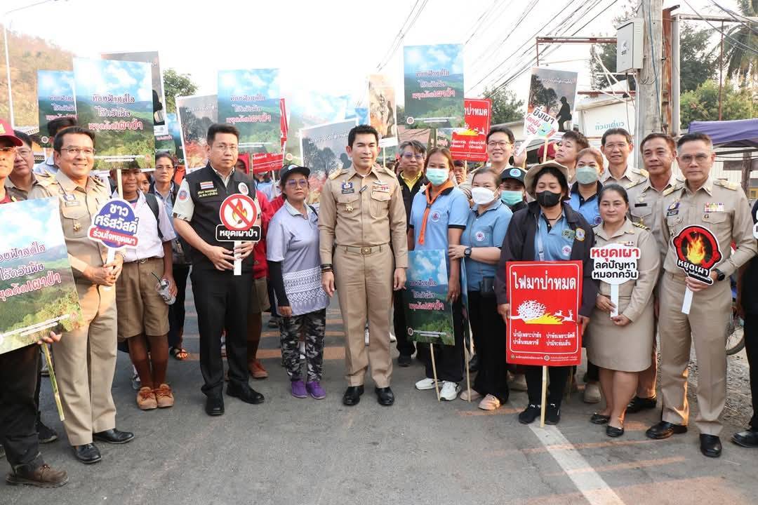 พัฒนาการจังหวัดกาญจนบุรี ร่วมลงพื้นที่ตรวจเยี่ยมผู้ปฏิบัติงานเฝ้าระวังสถานการณ์ไฟป่า และ Kick off เคาะประตูบ้าน “หยุดเผา หยุดฝุ่น เพื่อคุณ เพื่อเรา” สร้างการรับรู้ ในพื้นที่ อำเภอศรีสวัสดิ์ จังหวัดกาญจนบุรี