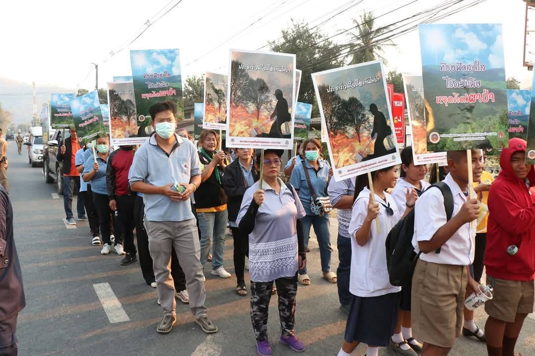 พัฒนาการจังหวัดกาญจนบุรี ร่วมลงพื้นที่ตรวจเยี่ยมผู้ปฏิบัติงานเฝ้าระวังสถานการณ์ไฟป่า และ Kick off เคาะประตูบ้าน “หยุดเผา หยุดฝุ่น เพื่อคุณ เพื่อเรา” สร้างการรับรู้ ในพื้นที่ อำเภอศรีสวัสดิ์ จังหวัดกาญจนบุรี