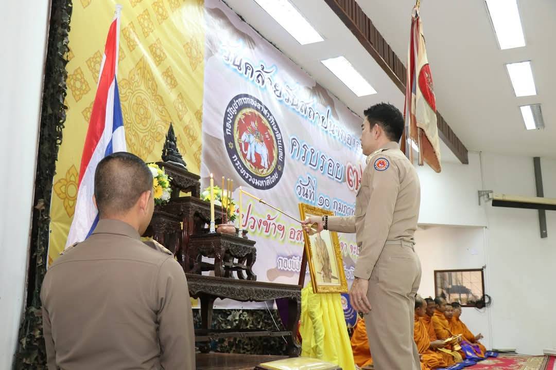 พจ.กาญจนบุรี ร่วมพิธีกระทำสัตย์ปฏิญาณตนต่อธงประจำกองอาสารักษาดินแดนจังหวัดกาญจนบุรี(ธงชัยเฉลิมพล) เนื่องในวันคล้ายวันสถาปนากองอาสารักษาดินแดน ครบรอบปีที่ 71