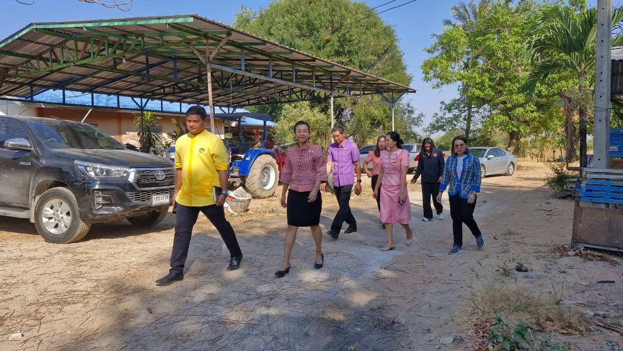 พช. กาญจนบุรี นำนางพรรณวิภา ปิยัมปุตระ รองผู้ว่าราชการจังหวัดกาญจนบุรี ลงพื้นที่ติดตามผลการขับเคลื่อน 5 นโยบายสำคัญของรัฐมนตรีว่าการกระทรวงมหาดไทย ในส่วนที่เกี่ยวข้องกับภารกิจกรมการพัฒนาชุมชน พื้นที่อำเภอเลาขวัญ จังหวัดกาญจนบุรี
