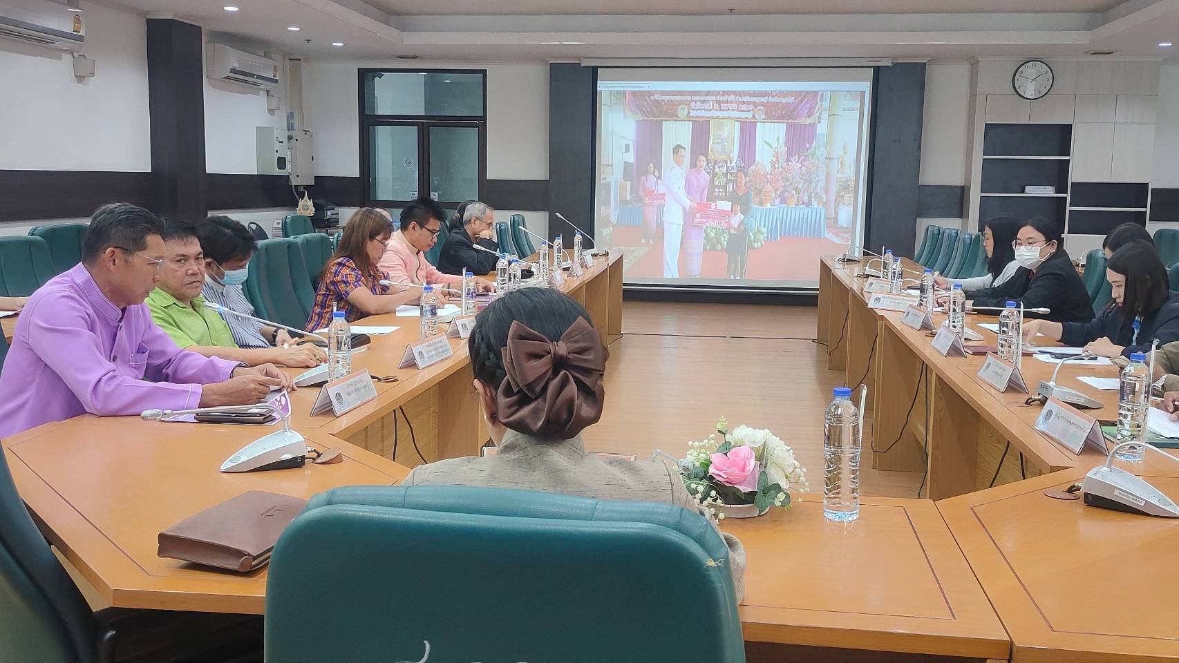 พช.กาญจนบุรี จัดประชุมคณะกรรมการกองทุนพัฒนาเด็กชนบทจังหวัดกาญจนบุรี ในพระราชูปถัมภ์ สมเด็จพระเทพรัตนราชสุดา ฯ สยามบรมราชกุมารี เห็นชอบอนุมัติเงินช่วยเหลือเด็กด้อยโอกาส ปี 2568 จำนวน 122 ราย เป็นเงิน 261,000 บาท