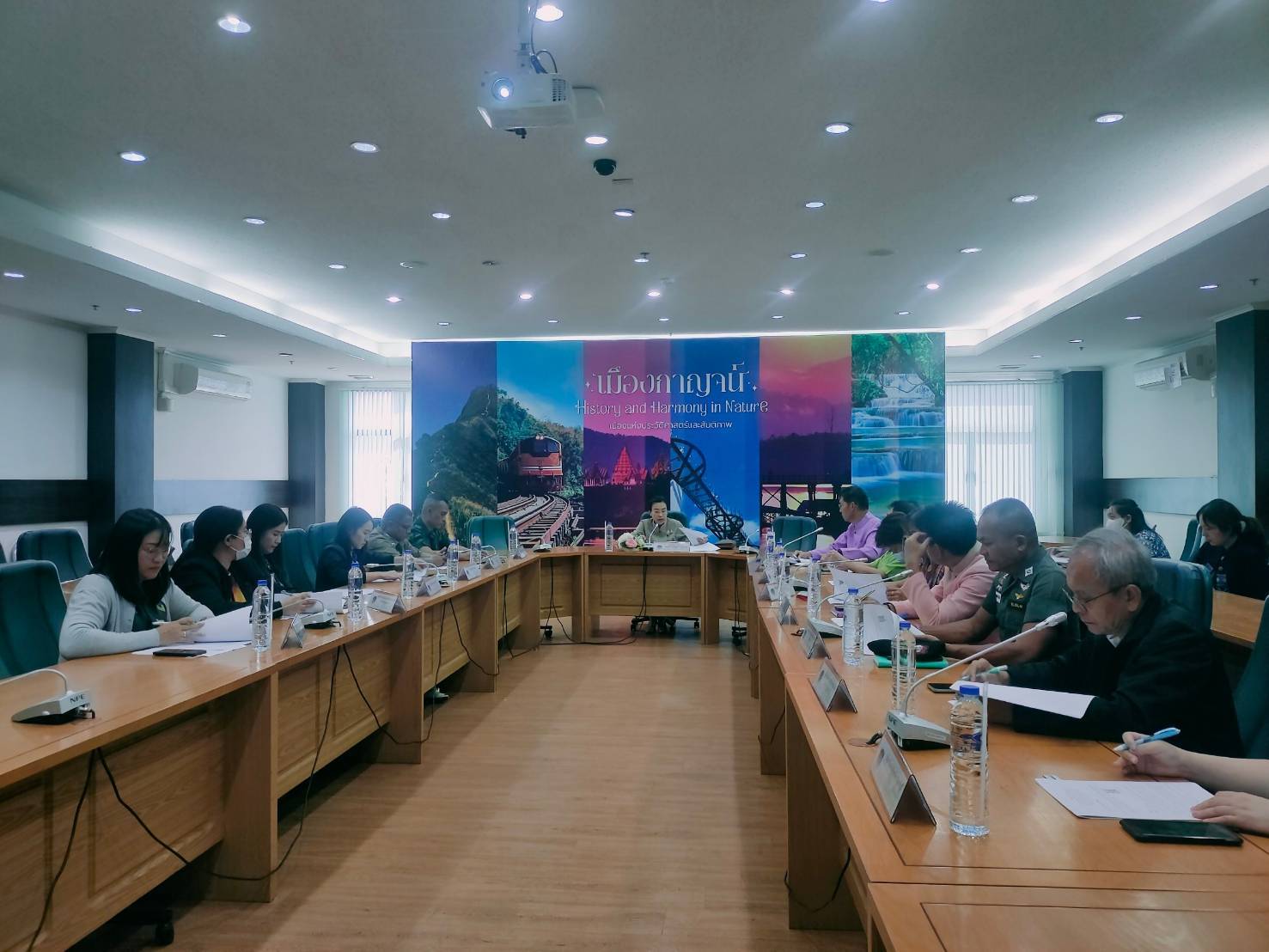 พช.กาญจนบุรี จัดประชุมคณะกรรมการกองทุนพัฒนาเด็กชนบทจังหวัดกาญจนบุรี ในพระราชูปถัมภ์ สมเด็จพระเทพรัตนราชสุดา ฯ สยามบรมราชกุมารี เห็นชอบอนุมัติเงินช่วยเหลือเด็กด้อยโอกาส ปี 2568 จำนวน 122 ราย เป็นเงิน 261,000 บาท