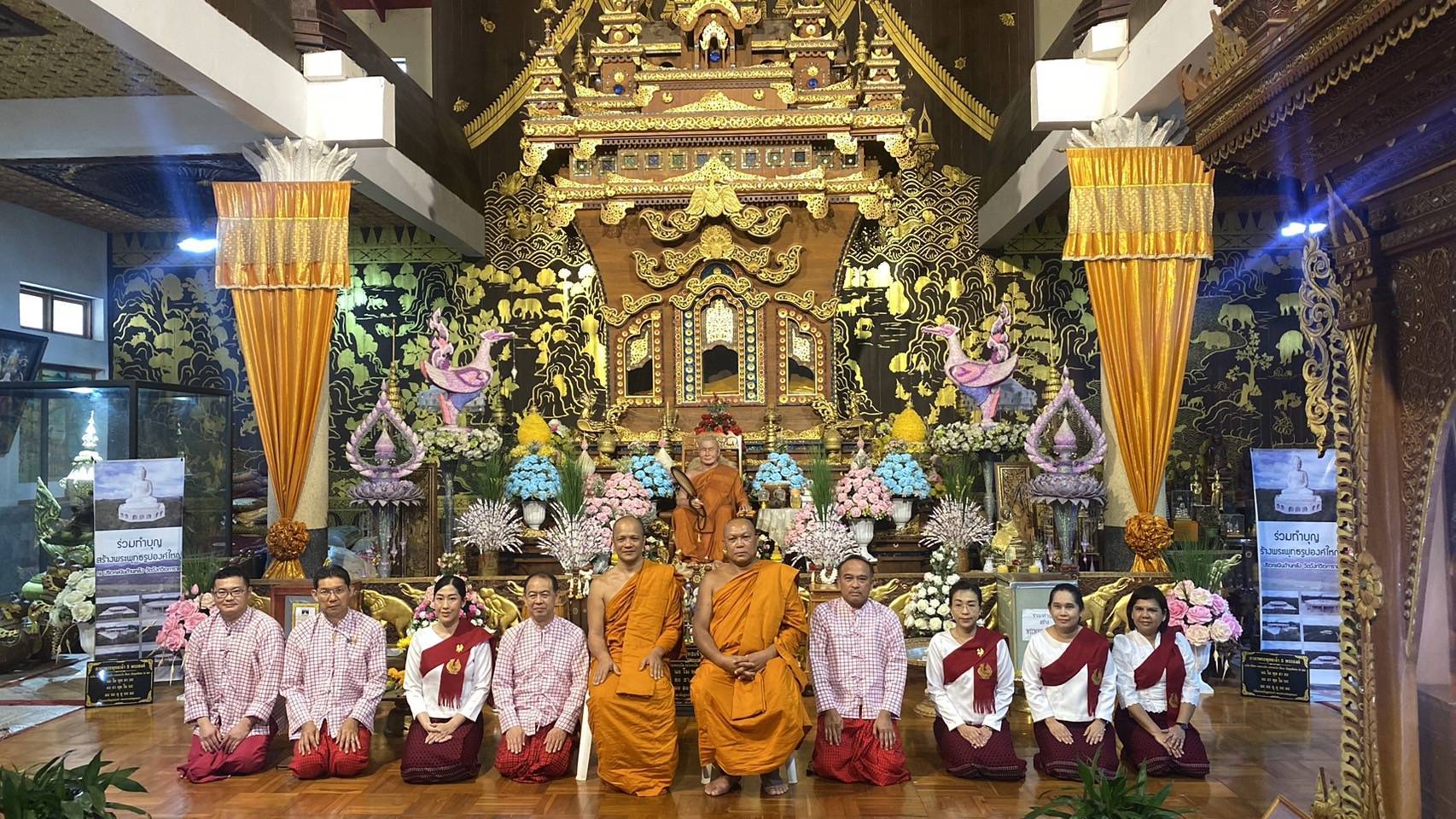 พจ.กาญจนบุรี ร่วมกิจกรรมเข้าวัดปฏิบัติธรรมวันธรรมสวนะ “ศรัทธาอิ่มบุญ อุดหนุนชุมชน ตักบาตรสะพานมอญ”