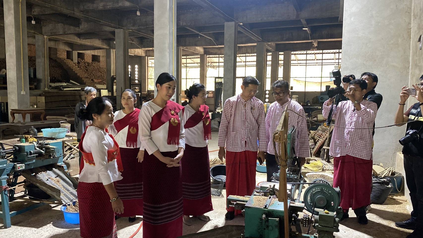 พจ.กาญจนบุรี ร่วมกิจกรรมเข้าวัดปฏิบัติธรรมวันธรรมสวนะ “ศรัทธาอิ่มบุญ อุดหนุนชุมชน ตักบาตรสะพานมอญ”