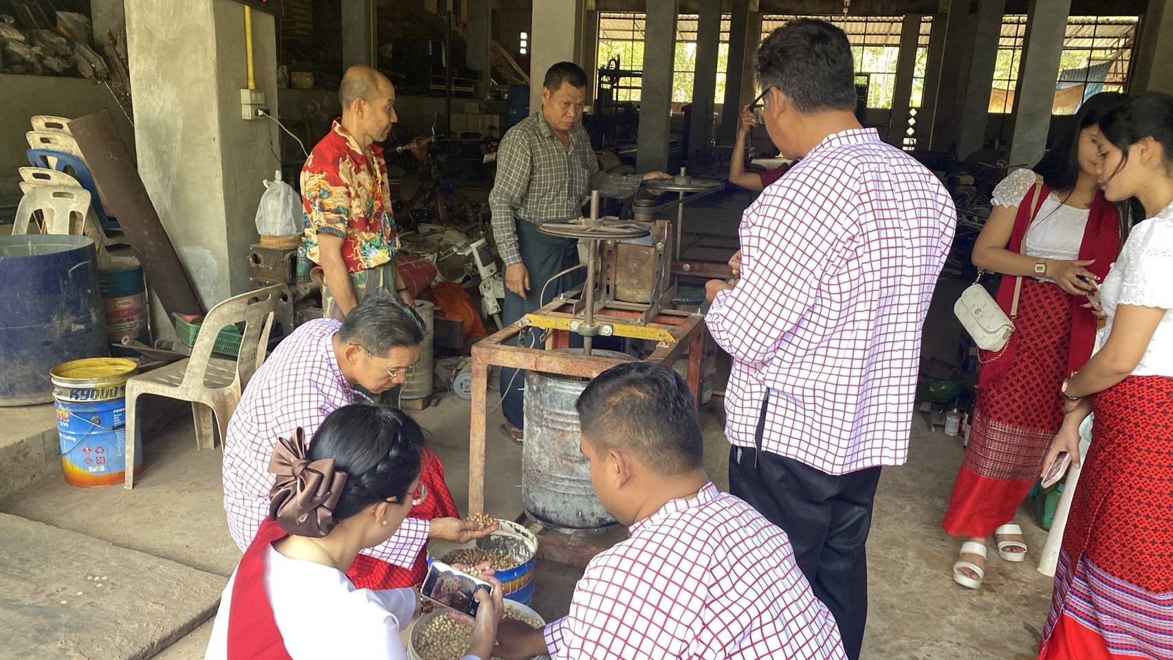 พจ.กาญจนบุรี ร่วมกิจกรรมเข้าวัดปฏิบัติธรรมวันธรรมสวนะ “ศรัทธาอิ่มบุญ อุดหนุนชุมชน ตักบาตรสะพานมอญ”