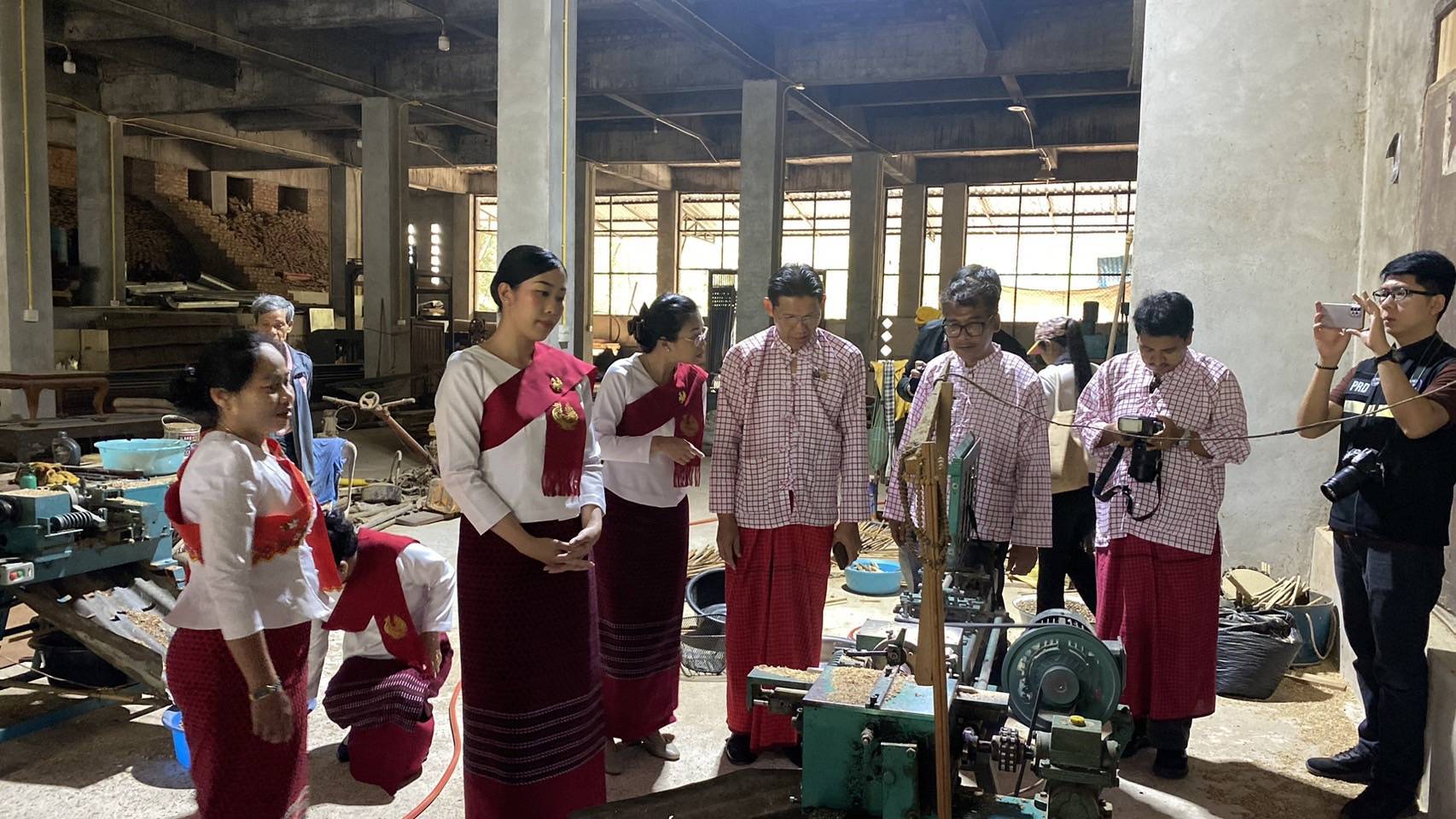 พจ.กาญจนบุรี ร่วมกิจกรรมเข้าวัดปฏิบัติธรรมวันธรรมสวนะ “ศรัทธาอิ่มบุญ อุดหนุนชุมชน ตักบาตรสะพานมอญ”
