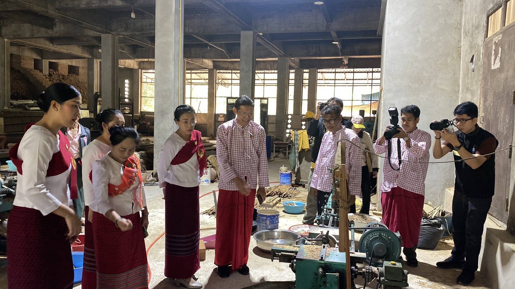 พจ.กาญจนบุรี ร่วมกิจกรรมเข้าวัดปฏิบัติธรรมวันธรรมสวนะ “ศรัทธาอิ่มบุญ อุดหนุนชุมชน ตักบาตรสะพานมอญ”