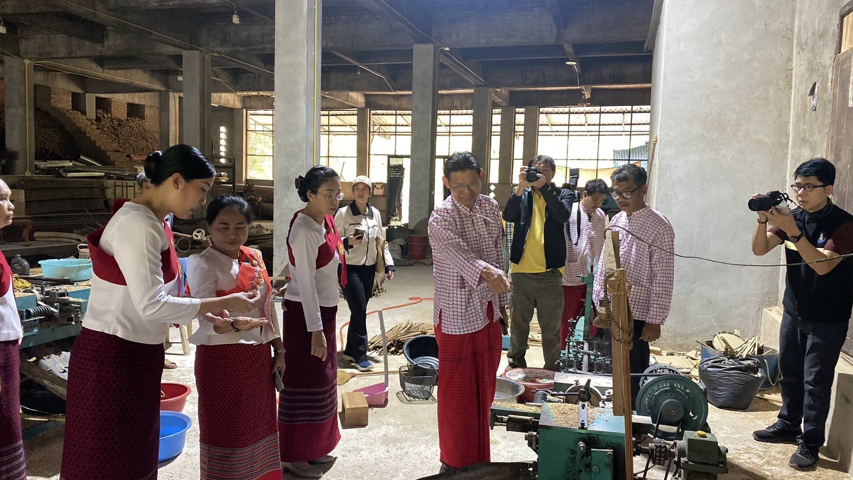 พจ.กาญจนบุรี ร่วมกิจกรรมเข้าวัดปฏิบัติธรรมวันธรรมสวนะ “ศรัทธาอิ่มบุญ อุดหนุนชุมชน ตักบาตรสะพานมอญ”