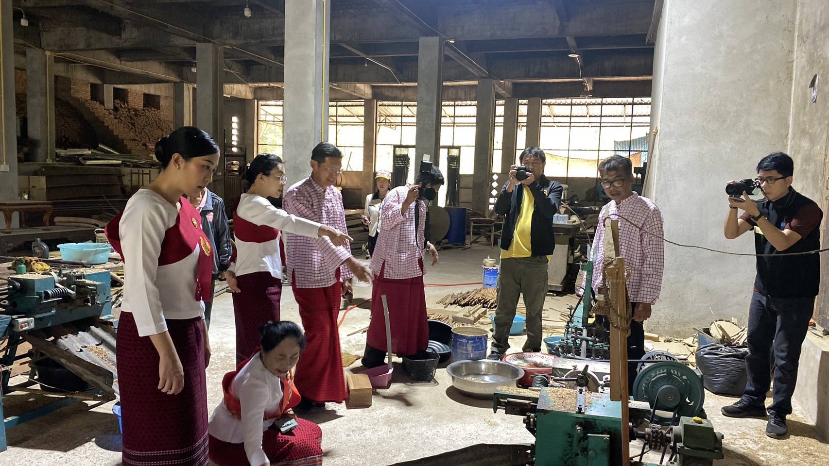 พจ.กาญจนบุรี ร่วมกิจกรรมเข้าวัดปฏิบัติธรรมวันธรรมสวนะ “ศรัทธาอิ่มบุญ อุดหนุนชุมชน ตักบาตรสะพานมอญ”