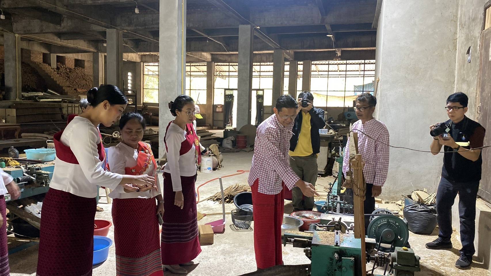 พจ.กาญจนบุรี ร่วมกิจกรรมเข้าวัดปฏิบัติธรรมวันธรรมสวนะ “ศรัทธาอิ่มบุญ อุดหนุนชุมชน ตักบาตรสะพานมอญ”