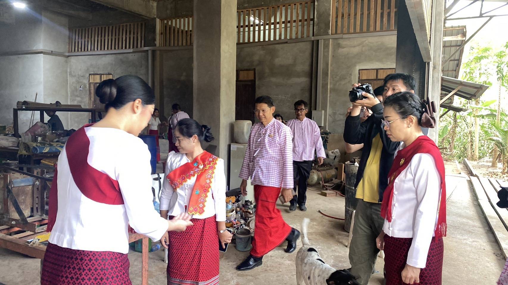 พจ.กาญจนบุรี ร่วมกิจกรรมเข้าวัดปฏิบัติธรรมวันธรรมสวนะ “ศรัทธาอิ่มบุญ อุดหนุนชุมชน ตักบาตรสะพานมอญ”