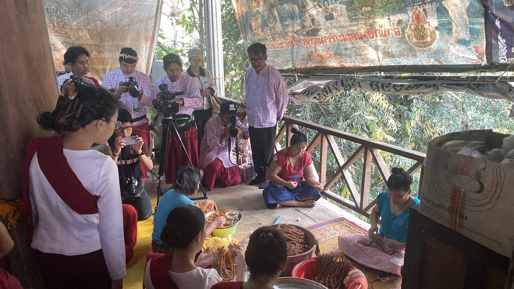 พจ.กาญจนบุรี ร่วมกิจกรรมเข้าวัดปฏิบัติธรรมวันธรรมสวนะ “ศรัทธาอิ่มบุญ อุดหนุนชุมชน ตักบาตรสะพานมอญ”