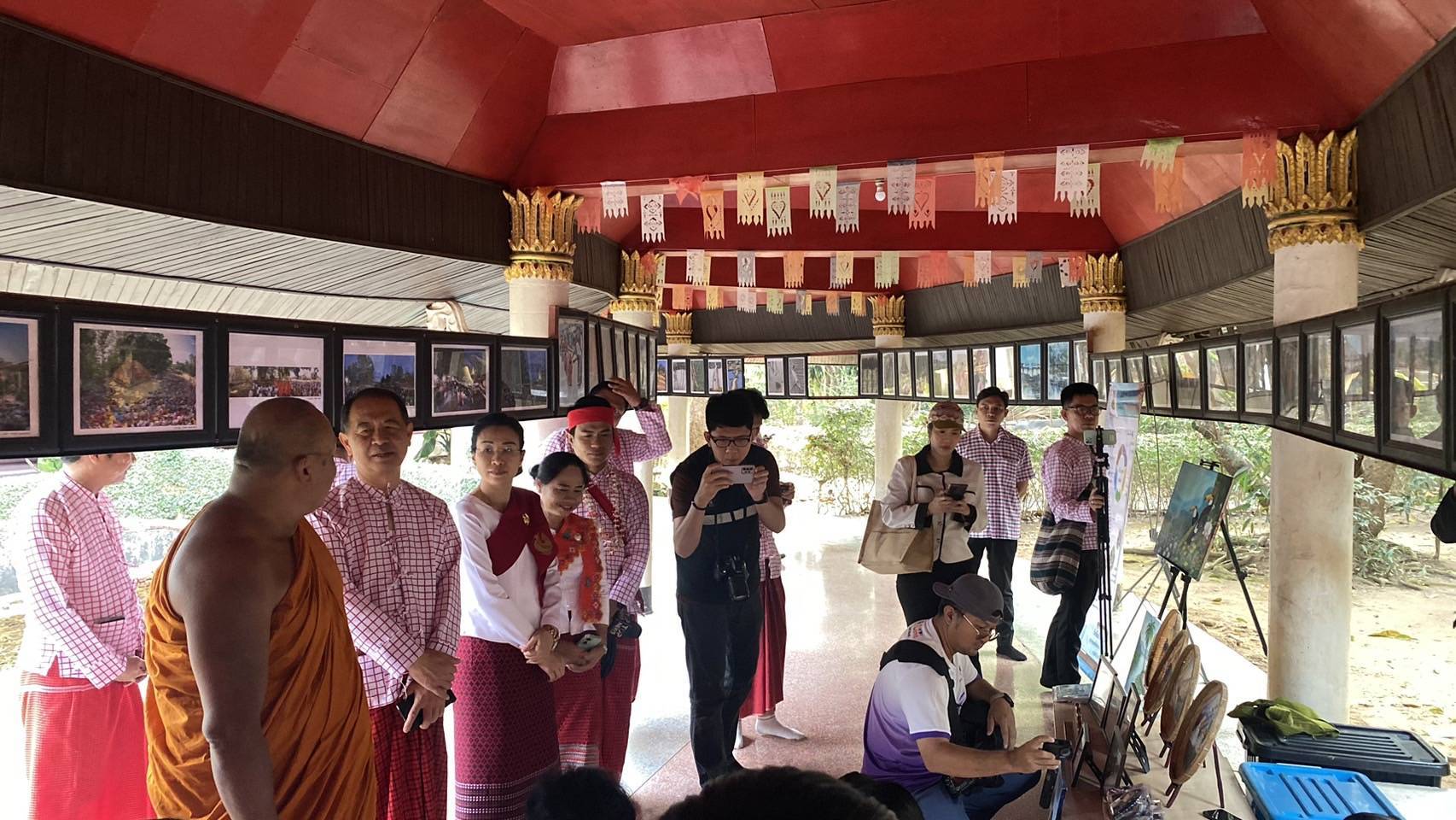 พจ.กาญจนบุรี ร่วมกิจกรรมเข้าวัดปฏิบัติธรรมวันธรรมสวนะ “ศรัทธาอิ่มบุญ อุดหนุนชุมชน ตักบาตรสะพานมอญ”