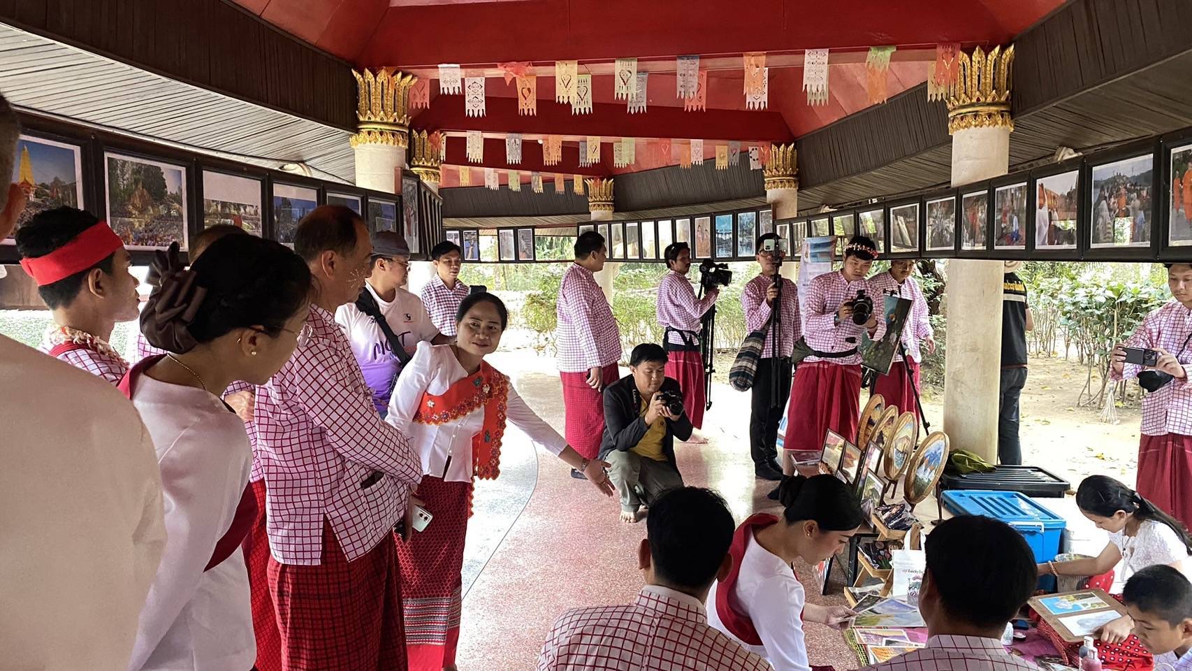 พจ.กาญจนบุรี ร่วมกิจกรรมเข้าวัดปฏิบัติธรรมวันธรรมสวนะ “ศรัทธาอิ่มบุญ อุดหนุนชุมชน ตักบาตรสะพานมอญ”