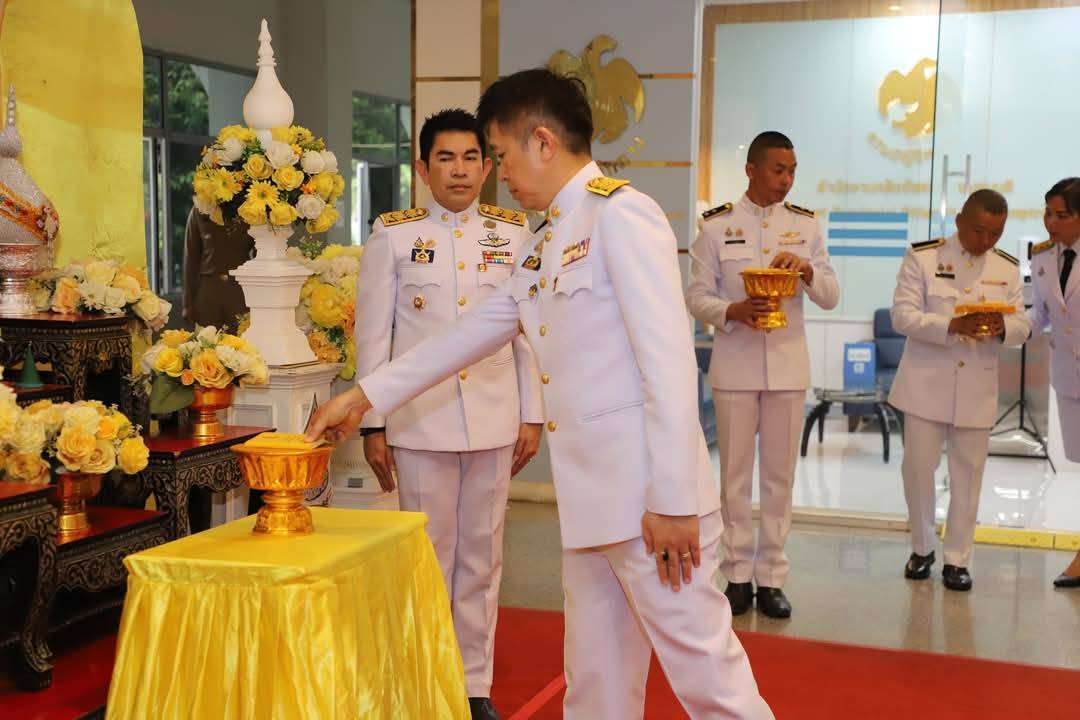 พจ.กาญจนบุรี ร่วมพิธีพระราชทานปฏิทินหลวง พุทธศักราช 2568 พระราชทานสำหรับความสุขปีใหม่ ให้แก่ ข้าราชการจังหวัดกาญจนบุรี