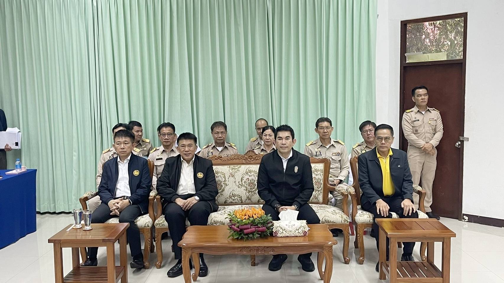 พจ.กาญจนบุรี ร่วมลงพื้นที่มอบแนวทางการปฏิบัติราชการแก่กำนัน ผู้ใหญ่บ้าน และผู้บริหารท้องถิ่น ในพื้นที่อำเภอเมืองกาญจนบุรี ภายใต้วิสัยทัศน์ “กาญจนบุรี เมืองแห่งความสุข”
