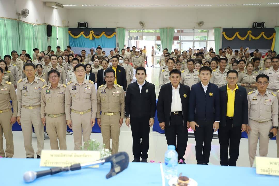 พจ.กาญจนบุรี ร่วมลงพื้นที่มอบแนวทางการปฏิบัติราชการแก่กำนัน ผู้ใหญ่บ้าน และผู้บริหารท้องถิ่น ในพื้นที่อำเภอเมืองกาญจนบุรี ภายใต้วิสัยทัศน์ “กาญจนบุรี เมืองแห่งความสุข”