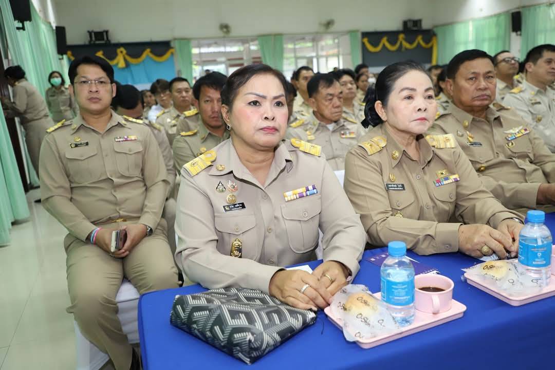 พจ.กาญจนบุรี ร่วมลงพื้นที่มอบแนวทางการปฏิบัติราชการแก่กำนัน ผู้ใหญ่บ้าน และผู้บริหารท้องถิ่น ในพื้นที่อำเภอเมืองกาญจนบุรี ภายใต้วิสัยทัศน์ “กาญจนบุรี เมืองแห่งความสุข”