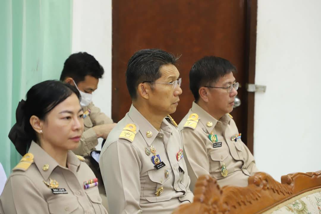 พจ.กาญจนบุรี ร่วมลงพื้นที่มอบแนวทางการปฏิบัติราชการแก่กำนัน ผู้ใหญ่บ้าน และผู้บริหารท้องถิ่น ในพื้นที่อำเภอเมืองกาญจนบุรี ภายใต้วิสัยทัศน์ “กาญจนบุรี เมืองแห่งความสุข”