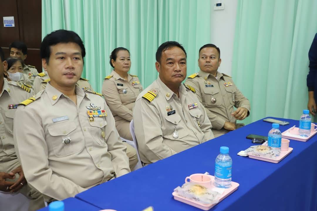 พจ.กาญจนบุรี ร่วมลงพื้นที่มอบแนวทางการปฏิบัติราชการแก่กำนัน ผู้ใหญ่บ้าน และผู้บริหารท้องถิ่น ในพื้นที่อำเภอเมืองกาญจนบุรี ภายใต้วิสัยทัศน์ “กาญจนบุรี เมืองแห่งความสุข”
