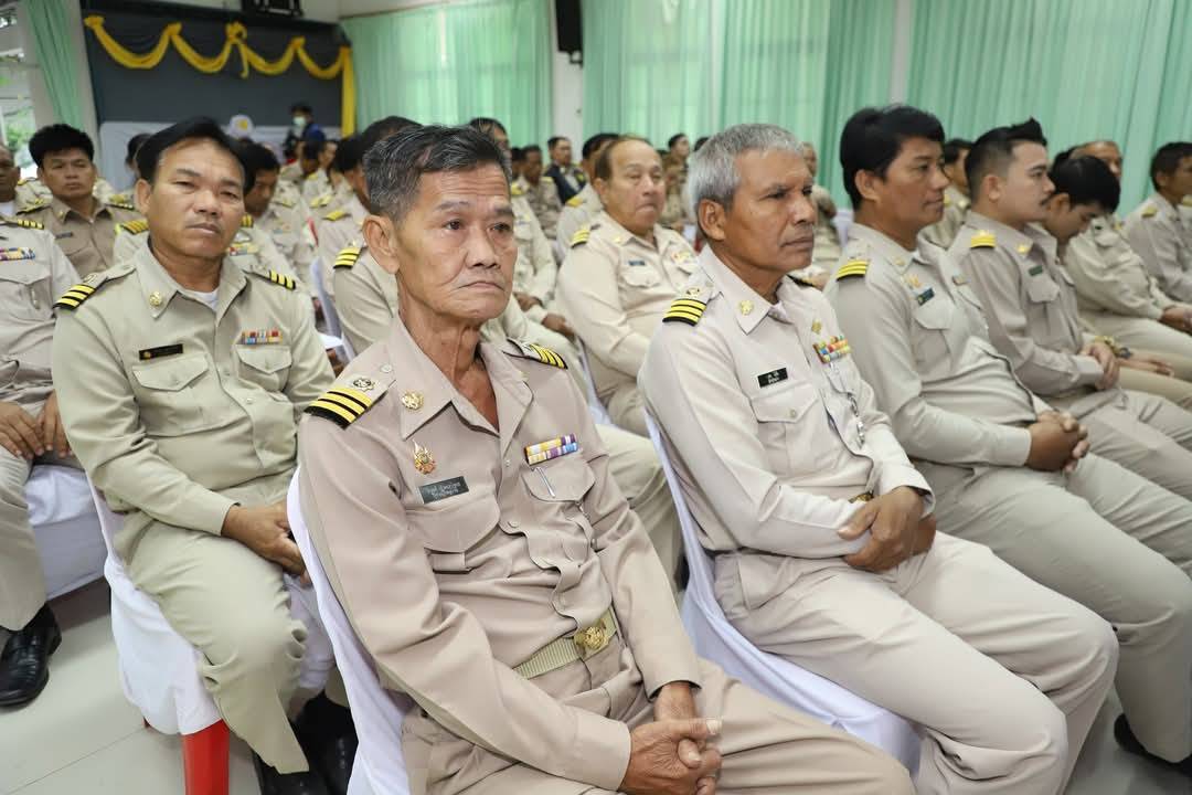 พจ.กาญจนบุรี ร่วมลงพื้นที่มอบแนวทางการปฏิบัติราชการแก่กำนัน ผู้ใหญ่บ้าน และผู้บริหารท้องถิ่น ในพื้นที่อำเภอเมืองกาญจนบุรี ภายใต้วิสัยทัศน์ “กาญจนบุรี เมืองแห่งความสุข”