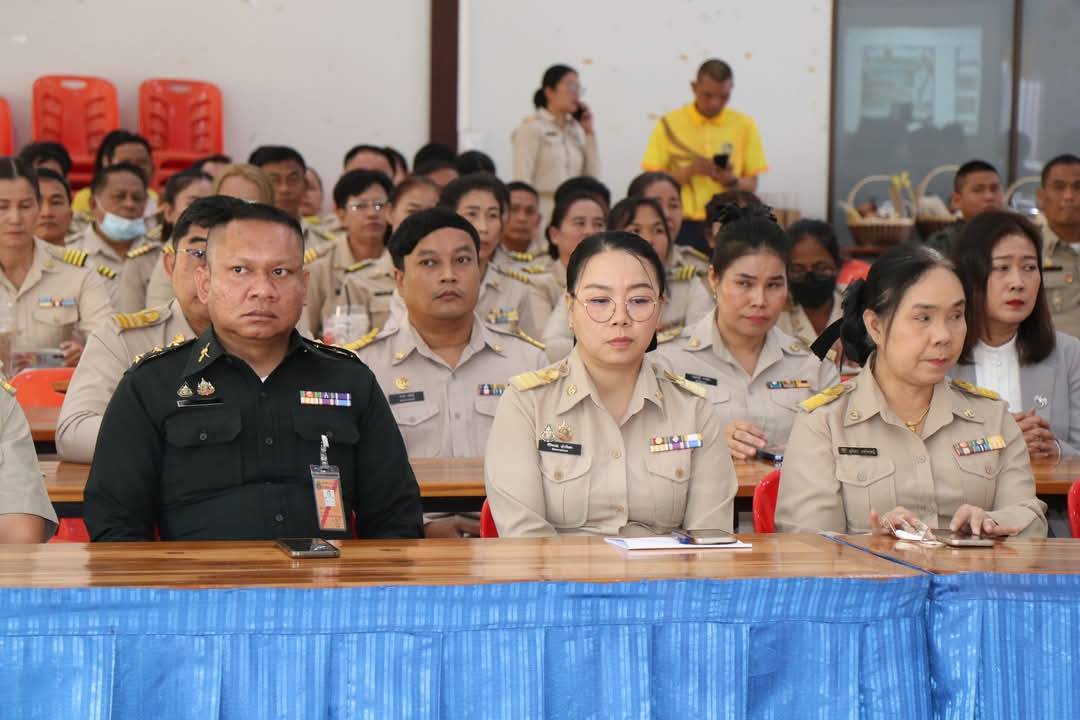 พช.กาญจนบุรี ร่วมลงพื้นที่มอบแนวทางการปฏิบัติราชการแก่กำนัน ผู้ใหญ่บ้าน และผู้บริหารท้องถิ่น ในพื้นที่อำเภอไทรโยค ภายใต้วิสัยทัศน์ “กาญจนบุรี เมืองแห่งความสุข”