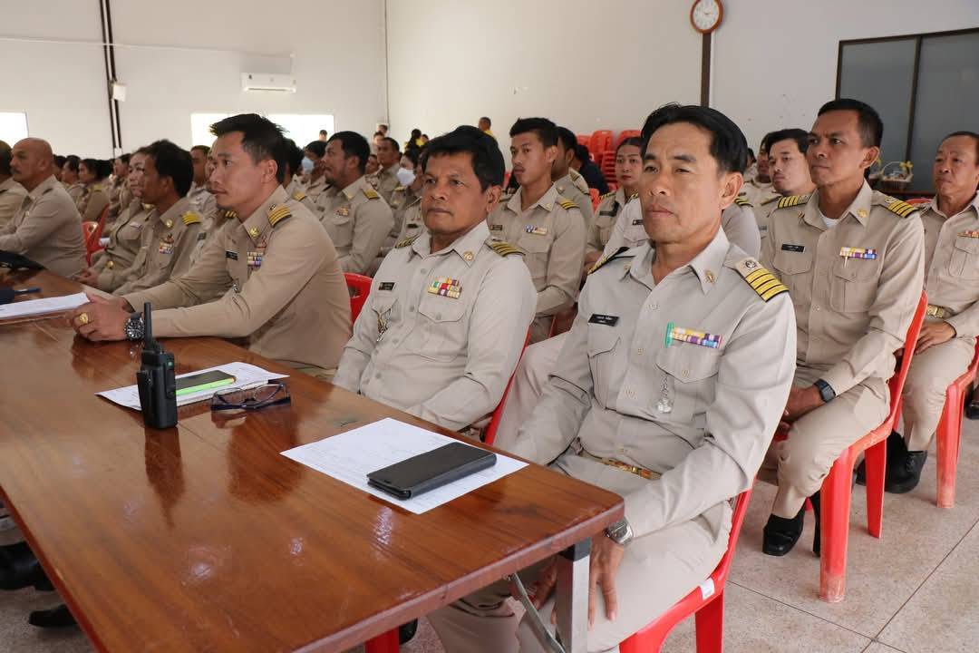 พช.กาญจนบุรี ร่วมลงพื้นที่มอบแนวทางการปฏิบัติราชการแก่กำนัน ผู้ใหญ่บ้าน และผู้บริหารท้องถิ่น ในพื้นที่อำเภอไทรโยค ภายใต้วิสัยทัศน์ “กาญจนบุรี เมืองแห่งความสุข”
