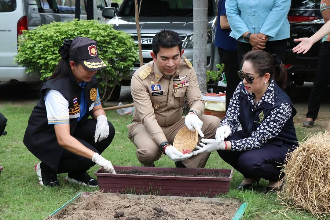 ผู้ว่าราชการจังหวัดกาญจนบุรี เปิดจวนปลูกผักสวนครัว เป็นต้นแบบผู้นำต้องทำก่อน เพื่อสร้างความมั่นคงทางอาหาร ตามแนวพระราชดำริสมเด็จพระกนิษฐาธิราชเจ้า กรมสมเด็จพระเทพรัตนราชสุดาฯ สยามบรมราชกุมารี