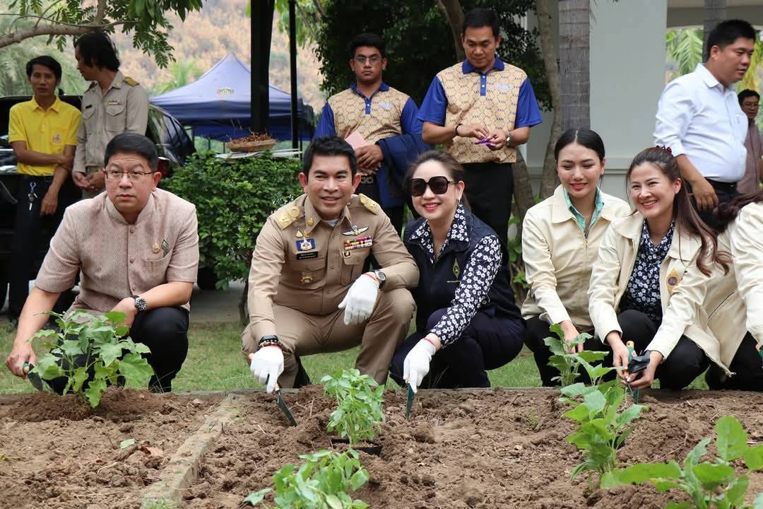 ผู้ว่าราชการจังหวัดกาญจนบุรี เปิดจวนปลูกผักสวนครัว เป็นต้นแบบผู้นำต้องทำก่อน เพื่อสร้างความมั่นคงทางอาหาร ตามแนวพระราชดำริสมเด็จพระกนิษฐาธิราชเจ้า กรมสมเด็จพระเทพรัตนราชสุดาฯ สยามบรมราชกุมารี