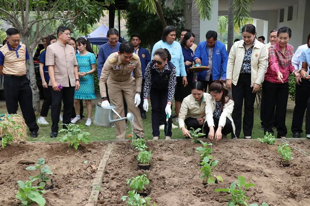 ผู้ว่าราชการจังหวัดกาญจนบุรี เปิดจวนปลูกผักสวนครัว เป็นต้นแบบผู้นำต้องทำก่อน เพื่อสร้างความมั่นคงทางอาหาร ตามแนวพระราชดำริสมเด็จพระกนิษฐาธิราชเจ้า กรมสมเด็จพระเทพรัตนราชสุดาฯ สยามบรมราชกุมารี