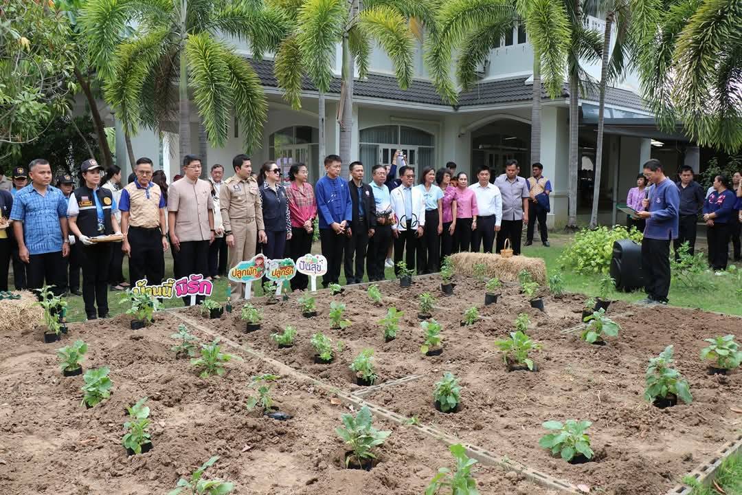 ผู้ว่าราชการจังหวัดกาญจนบุรี เปิดจวนปลูกผักสวนครัว เป็นต้นแบบผู้นำต้องทำก่อน เพื่อสร้างความมั่นคงทางอาหาร ตามแนวพระราชดำริสมเด็จพระกนิษฐาธิราชเจ้า กรมสมเด็จพระเทพรัตนราชสุดาฯ สยามบรมราชกุมารี