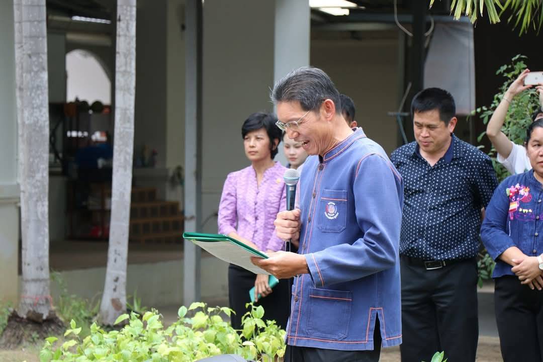 ผู้ว่าราชการจังหวัดกาญจนบุรี เปิดจวนปลูกผักสวนครัว เป็นต้นแบบผู้นำต้องทำก่อน เพื่อสร้างความมั่นคงทางอาหาร ตามแนวพระราชดำริสมเด็จพระกนิษฐาธิราชเจ้า กรมสมเด็จพระเทพรัตนราชสุดาฯ สยามบรมราชกุมารี