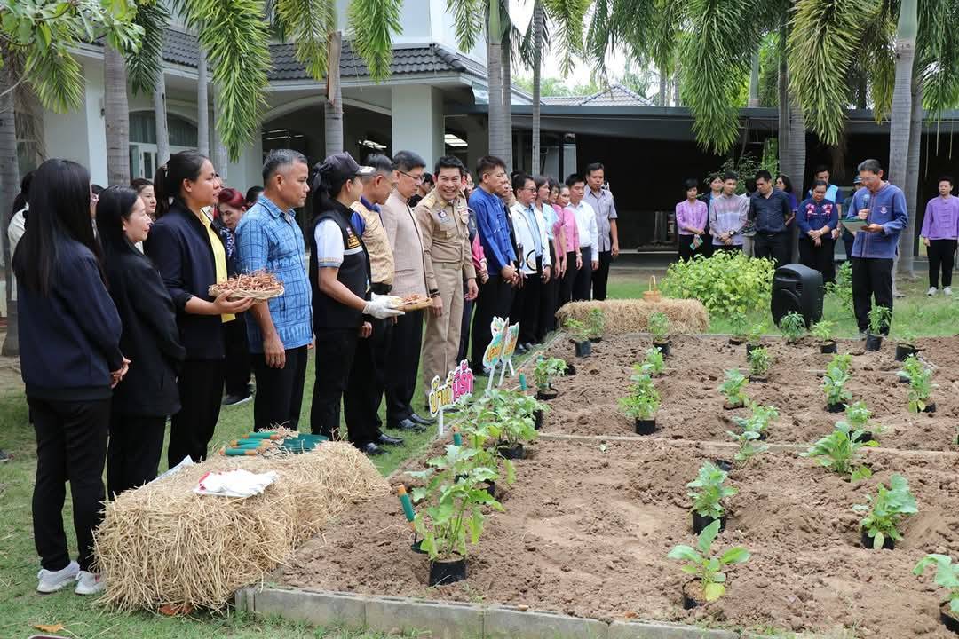 ผู้ว่าราชการจังหวัดกาญจนบุรี เปิดจวนปลูกผักสวนครัว เป็นต้นแบบผู้นำต้องทำก่อน เพื่อสร้างความมั่นคงทางอาหาร ตามแนวพระราชดำริสมเด็จพระกนิษฐาธิราชเจ้า กรมสมเด็จพระเทพรัตนราชสุดาฯ สยามบรมราชกุมารี