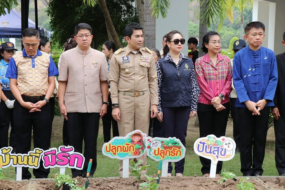 ผู้ว่าราชการจังหวัดกาญจนบุรี เปิดจวนปลูกผักสวนครัว เป็นต้นแบบผู้นำต้องทำก่อน เพื่อสร้างความมั่นคงทางอาหาร ตามแนวพระราชดำริสมเด็จพระกนิษฐาธิราชเจ้า กรมสมเด็จพระเทพรัตนราชสุดาฯ สยามบรมราชกุมารี