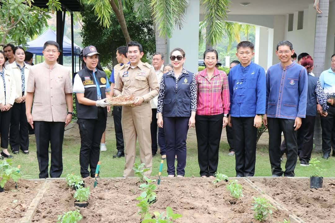 ผู้ว่าราชการจังหวัดกาญจนบุรี เปิดจวนปลูกผักสวนครัว เป็นต้นแบบผู้นำต้องทำก่อน เพื่อสร้างความมั่นคงทางอาหาร ตามแนวพระราชดำริสมเด็จพระกนิษฐาธิราชเจ้า กรมสมเด็จพระเทพรัตนราชสุดาฯ สยามบรมราชกุมารี