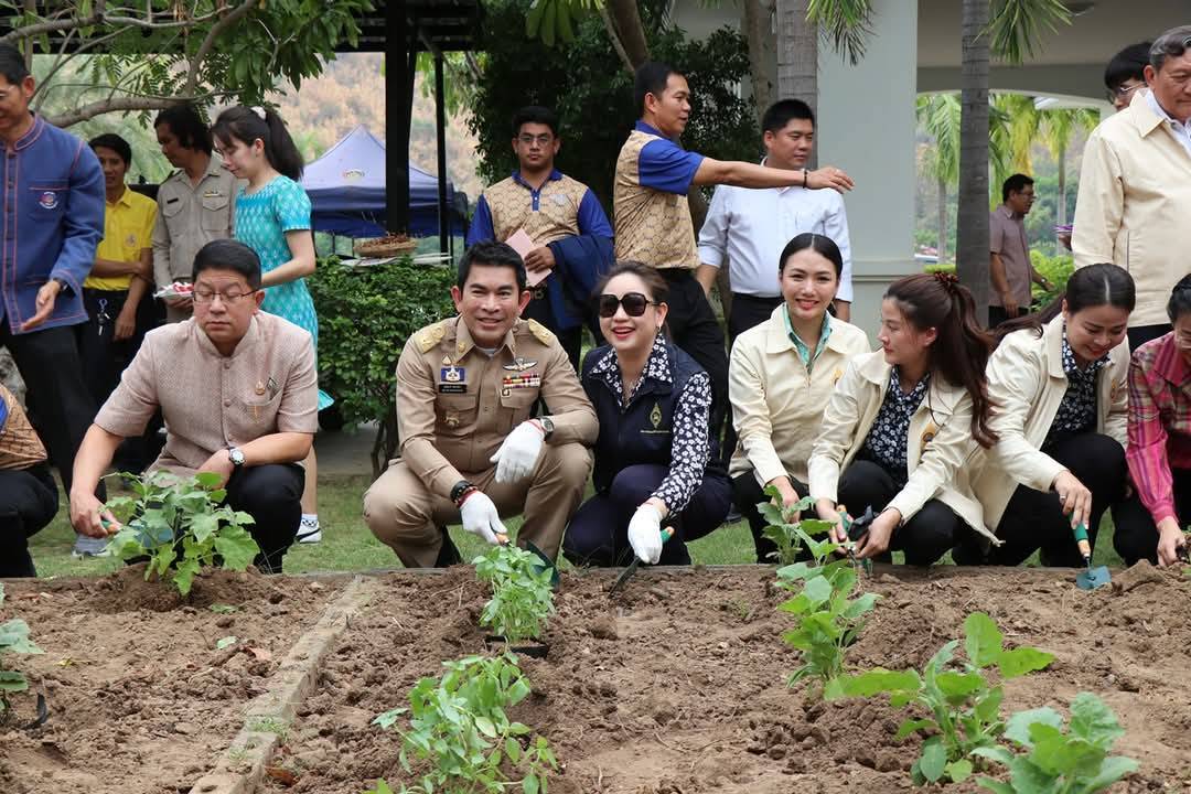 ผู้ว่าราชการจังหวัดกาญจนบุรี เปิดจวนปลูกผักสวนครัว เป็นต้นแบบผู้นำต้องทำก่อน เพื่อสร้างความมั่นคงทางอาหาร ตามแนวพระราชดำริสมเด็จพระกนิษฐาธิราชเจ้า กรมสมเด็จพระเทพรัตนราชสุดาฯ สยามบรมราชกุมารี