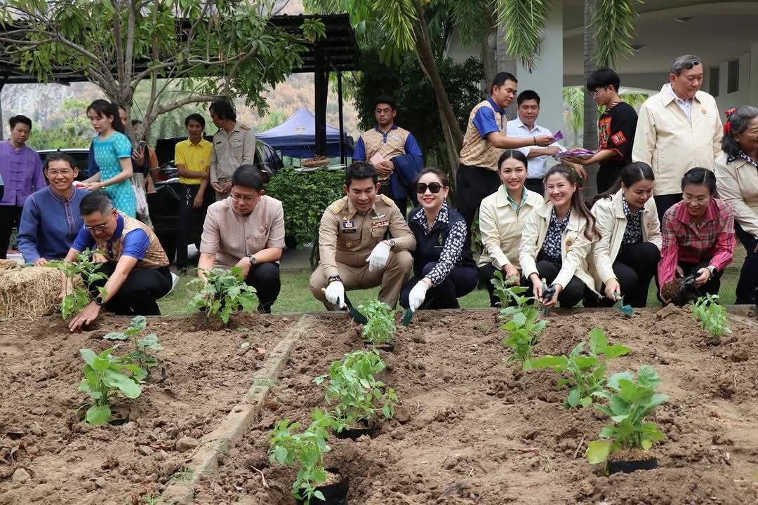 ผู้ว่าราชการจังหวัดกาญจนบุรี เปิดจวนปลูกผักสวนครัว เป็นต้นแบบผู้นำต้องทำก่อน เพื่อสร้างความมั่นคงทางอาหาร ตามแนวพระราชดำริสมเด็จพระกนิษฐาธิราชเจ้า กรมสมเด็จพระเทพรัตนราชสุดาฯ สยามบรมราชกุมารี