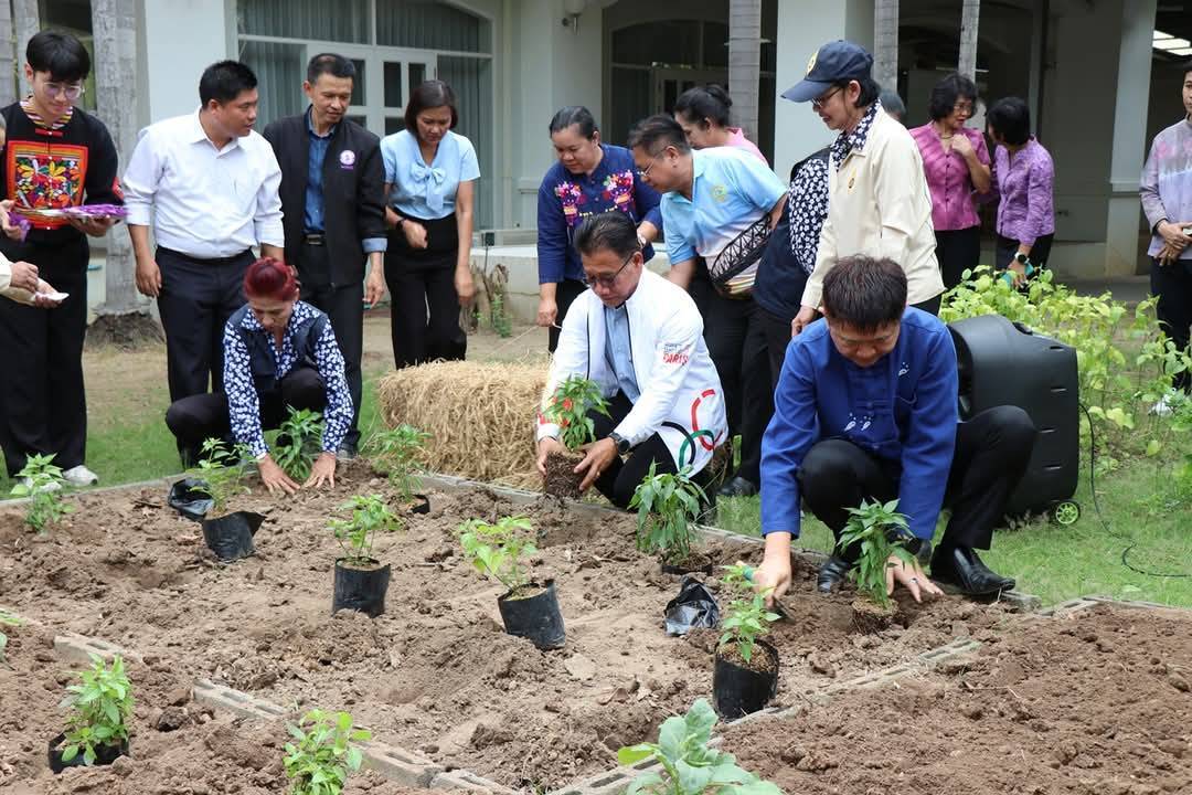ผู้ว่าราชการจังหวัดกาญจนบุรี เปิดจวนปลูกผักสวนครัว เป็นต้นแบบผู้นำต้องทำก่อน เพื่อสร้างความมั่นคงทางอาหาร ตามแนวพระราชดำริสมเด็จพระกนิษฐาธิราชเจ้า กรมสมเด็จพระเทพรัตนราชสุดาฯ สยามบรมราชกุมารี