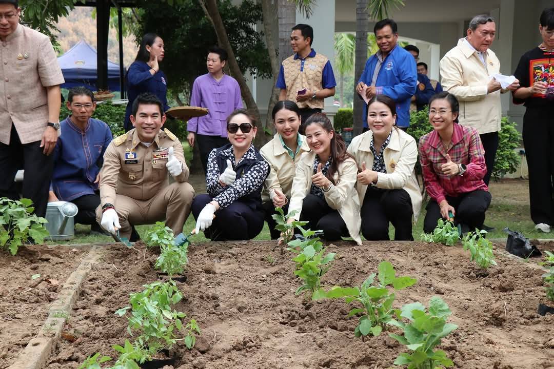 ผู้ว่าราชการจังหวัดกาญจนบุรี เปิดจวนปลูกผักสวนครัว เป็นต้นแบบผู้นำต้องทำก่อน เพื่อสร้างความมั่นคงทางอาหาร ตามแนวพระราชดำริสมเด็จพระกนิษฐาธิราชเจ้า กรมสมเด็จพระเทพรัตนราชสุดาฯ สยามบรมราชกุมารี