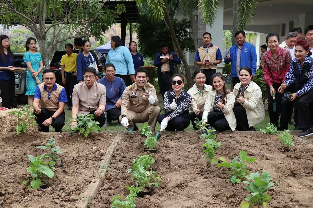 ผู้ว่าราชการจังหวัดกาญจนบุรี เปิดจวนปลูกผักสวนครัว เป็นต้นแบบผู้นำต้องทำก่อน เพื่อสร้างความมั่นคงทางอาหาร ตามแนวพระราชดำริสมเด็จพระกนิษฐาธิราชเจ้า กรมสมเด็จพระเทพรัตนราชสุดาฯ สยามบรมราชกุมารี
