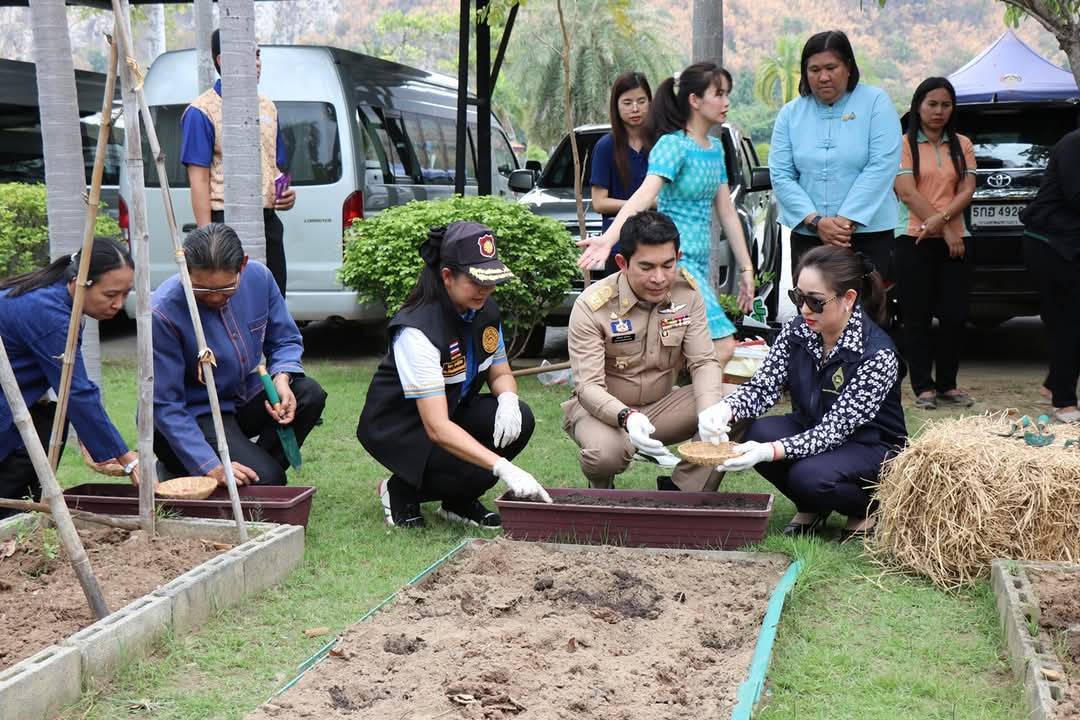 ผู้ว่าราชการจังหวัดกาญจนบุรี เปิดจวนปลูกผักสวนครัว เป็นต้นแบบผู้นำต้องทำก่อน เพื่อสร้างความมั่นคงทางอาหาร ตามแนวพระราชดำริสมเด็จพระกนิษฐาธิราชเจ้า กรมสมเด็จพระเทพรัตนราชสุดาฯ สยามบรมราชกุมารี