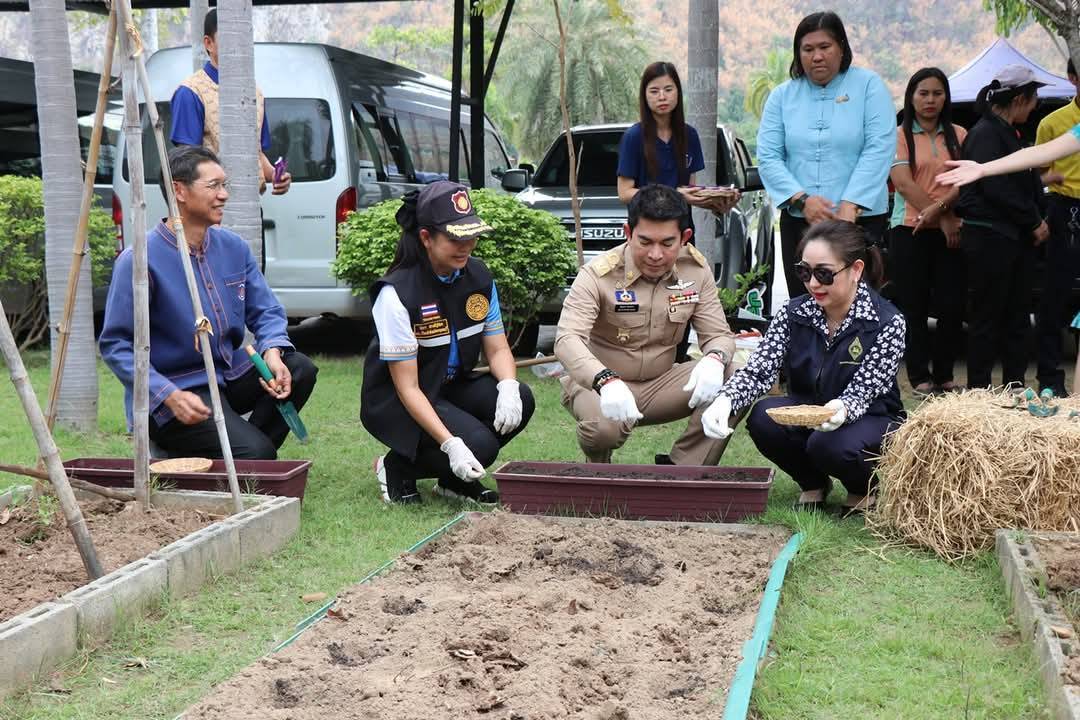 ผู้ว่าราชการจังหวัดกาญจนบุรี เปิดจวนปลูกผักสวนครัว เป็นต้นแบบผู้นำต้องทำก่อน เพื่อสร้างความมั่นคงทางอาหาร ตามแนวพระราชดำริสมเด็จพระกนิษฐาธิราชเจ้า กรมสมเด็จพระเทพรัตนราชสุดาฯ สยามบรมราชกุมารี