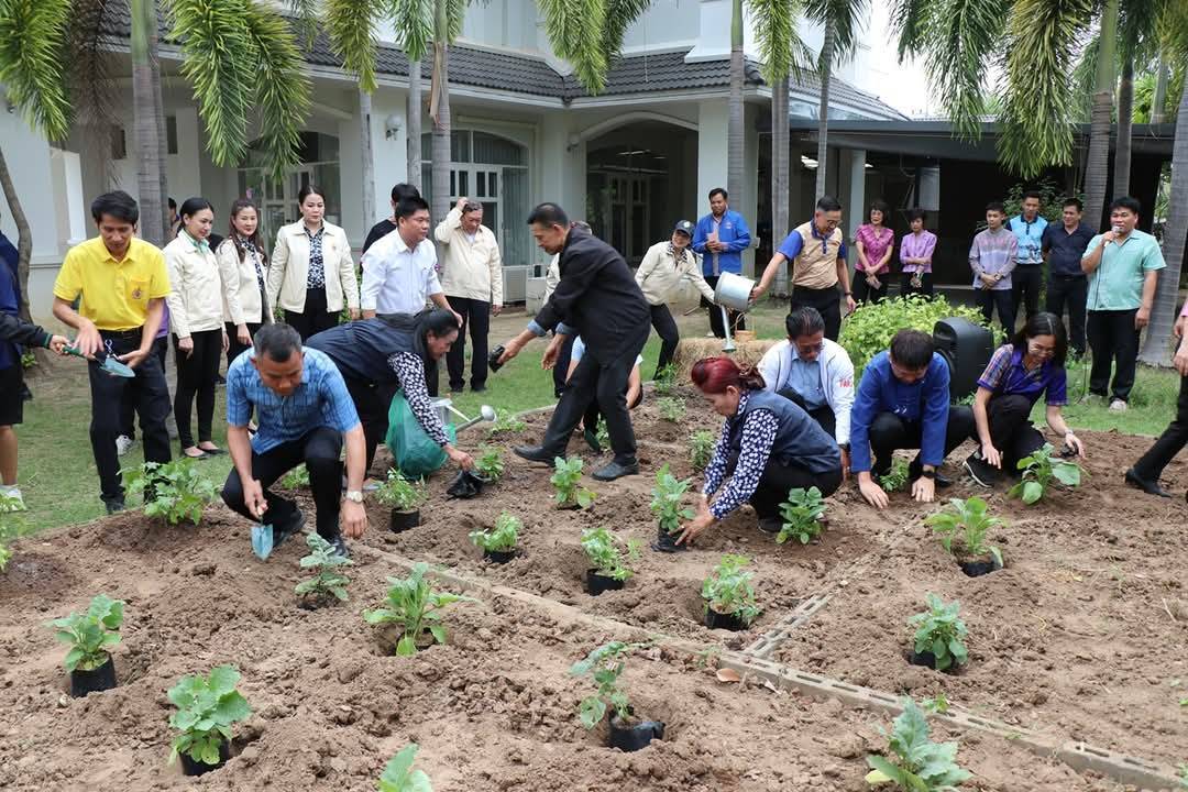 ผู้ว่าราชการจังหวัดกาญจนบุรี เปิดจวนปลูกผักสวนครัว เป็นต้นแบบผู้นำต้องทำก่อน เพื่อสร้างความมั่นคงทางอาหาร ตามแนวพระราชดำริสมเด็จพระกนิษฐาธิราชเจ้า กรมสมเด็จพระเทพรัตนราชสุดาฯ สยามบรมราชกุมารี