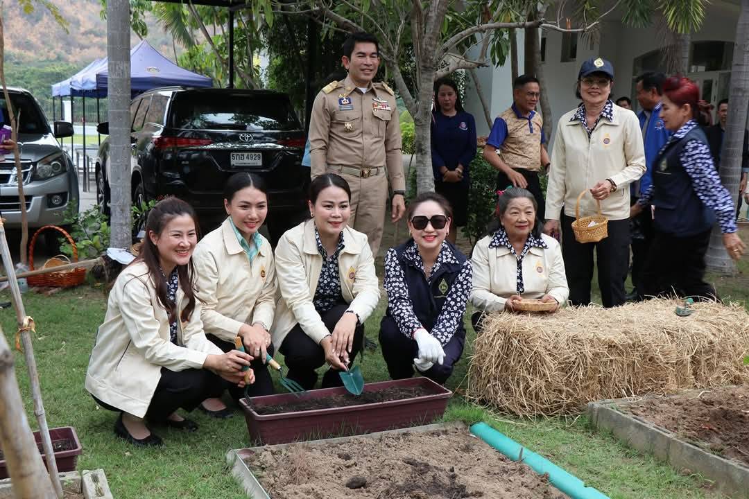 ผู้ว่าราชการจังหวัดกาญจนบุรี เปิดจวนปลูกผักสวนครัว เป็นต้นแบบผู้นำต้องทำก่อน เพื่อสร้างความมั่นคงทางอาหาร ตามแนวพระราชดำริสมเด็จพระกนิษฐาธิราชเจ้า กรมสมเด็จพระเทพรัตนราชสุดาฯ สยามบรมราชกุมารี