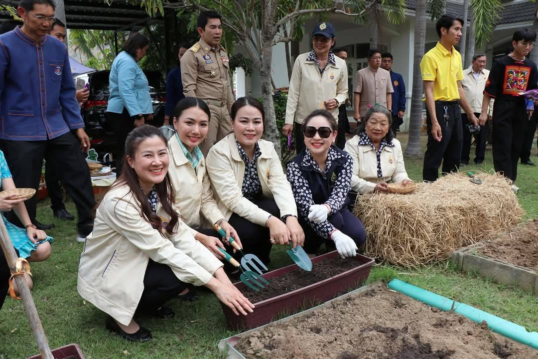 ผู้ว่าราชการจังหวัดกาญจนบุรี เปิดจวนปลูกผักสวนครัว เป็นต้นแบบผู้นำต้องทำก่อน เพื่อสร้างความมั่นคงทางอาหาร ตามแนวพระราชดำริสมเด็จพระกนิษฐาธิราชเจ้า กรมสมเด็จพระเทพรัตนราชสุดาฯ สยามบรมราชกุมารี