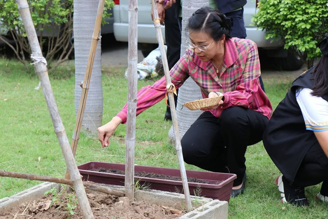 ผู้ว่าราชการจังหวัดกาญจนบุรี เปิดจวนปลูกผักสวนครัว เป็นต้นแบบผู้นำต้องทำก่อน เพื่อสร้างความมั่นคงทางอาหาร ตามแนวพระราชดำริสมเด็จพระกนิษฐาธิราชเจ้า กรมสมเด็จพระเทพรัตนราชสุดาฯ สยามบรมราชกุมารี