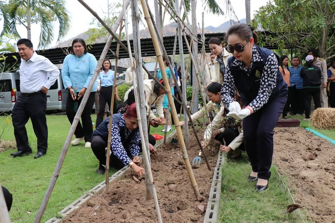 ผู้ว่าราชการจังหวัดกาญจนบุรี เปิดจวนปลูกผักสวนครัว เป็นต้นแบบผู้นำต้องทำก่อน เพื่อสร้างความมั่นคงทางอาหาร ตามแนวพระราชดำริสมเด็จพระกนิษฐาธิราชเจ้า กรมสมเด็จพระเทพรัตนราชสุดาฯ สยามบรมราชกุมารี